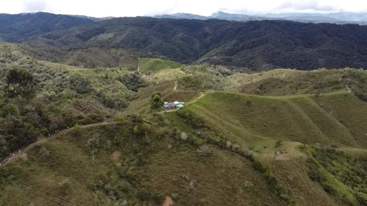 Entregan tierras para familias firmantes del Acuerdo de Paz en Colombia