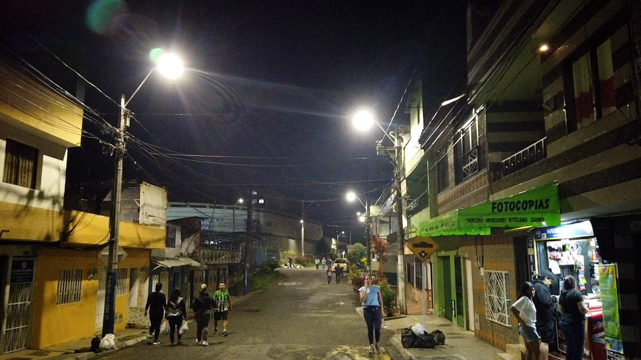 Modernización del alumbrado público y entrega de vía en Caldas