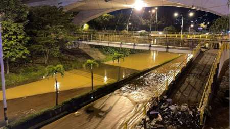 El deprimido de la Aguacatala se inundó por el daño de una tubería deprimido