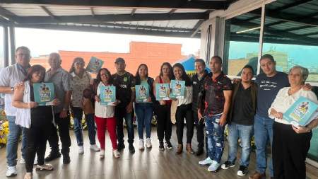 Isvimed entregó a 8 familias sus títulos de propiedad