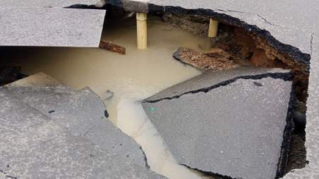 Se generó un hundimiento de la vía en Bello