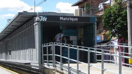 Dos heridos en accidente de motos con Metroplús en Manrique la 45