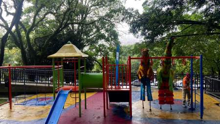 Entregan cinco parques renovados en el barrio Tricentenario