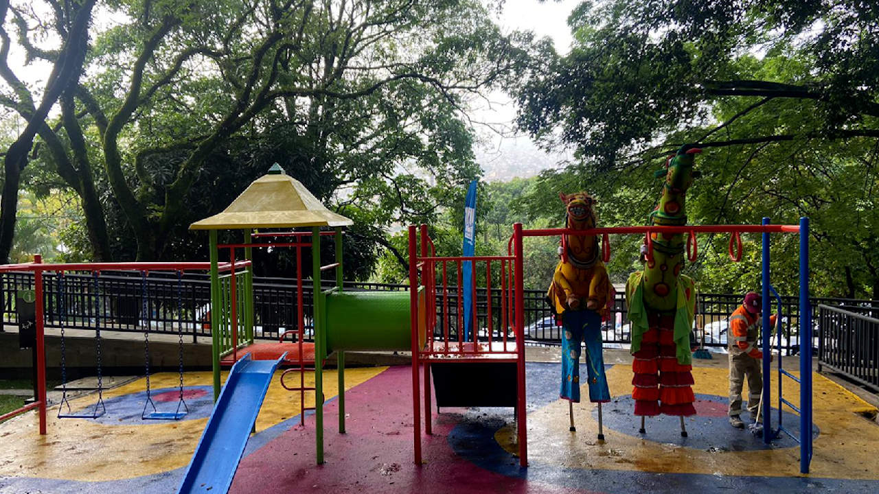 Entregan cinco parques renovados en el barrio Tricentenario