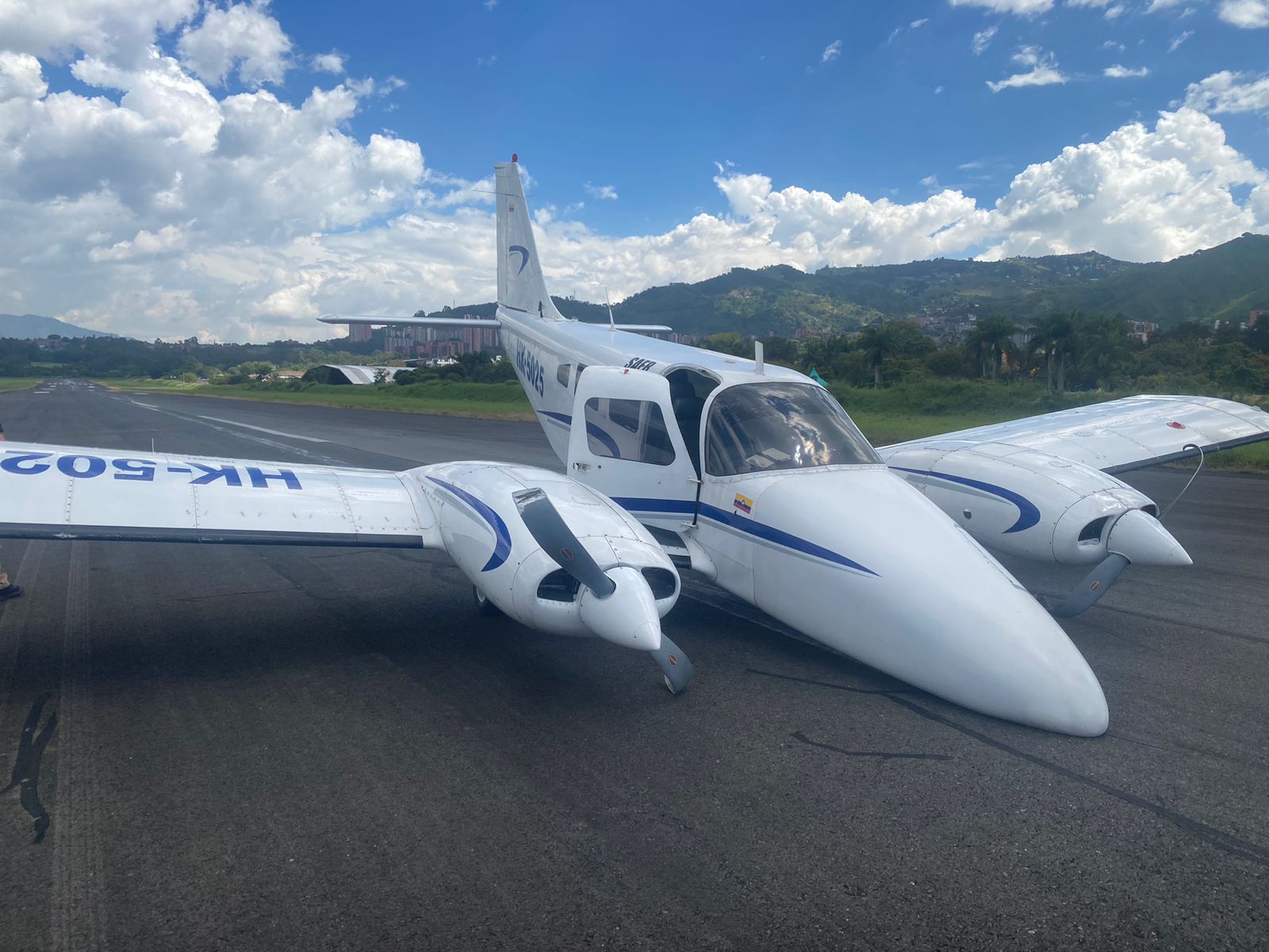 Avión ligero pierde tren de aterrizaje y obstaculiza pista del Aeropuerto Olaya Herrera
