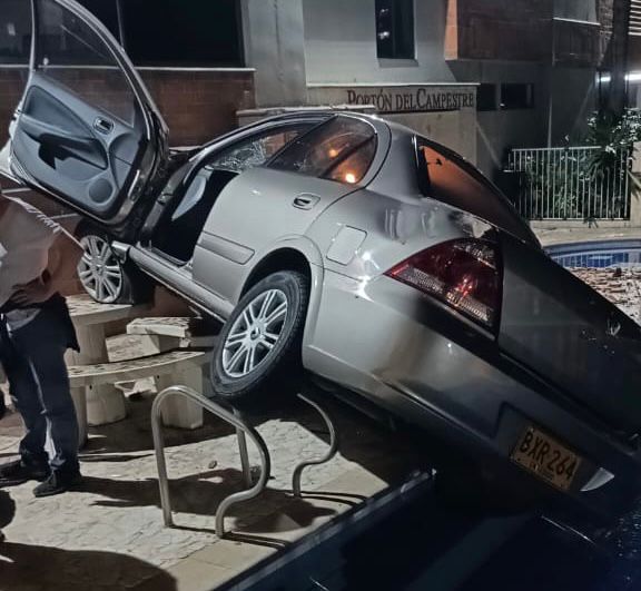 Vehículo cayó desde un parqueadero a una piscina en El Poblado 2 WhatsApp Image 2023 06 26 at 8.43.01 PM
