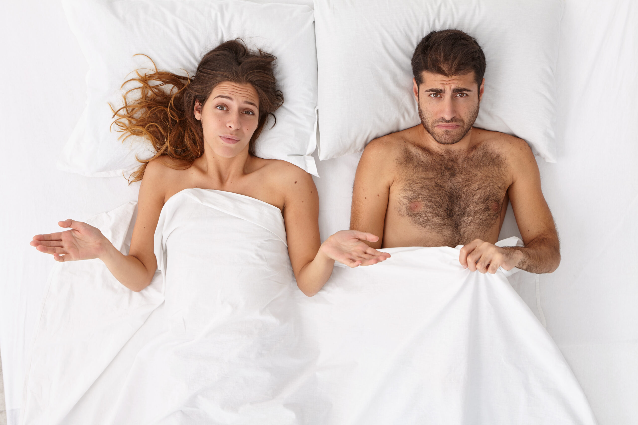 fotografia cenital mujer desconcertada su esposo tienen problemas sexuales cama expresiones disgusto yacen manta blanca hombre tiene impotencia falla ereccion concepto problemas familiares vida diurna scaled