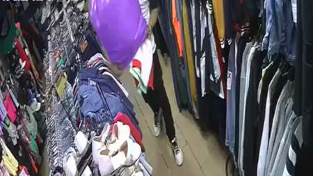 Debajo de una bolsa esconde la ropa para llevársela En una bolsa esconde la ropa para llevársela