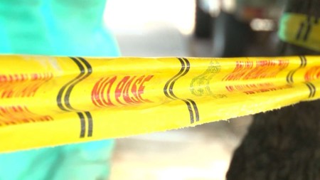 Encontraron el cuerpo de un hombre en la autopista Medellín- Bogotá, presuntamente asesinado con arma de fuego Lo esperaban para matarlo: asesinan con silenciador a hombre que esperaba un taxi en Medellín