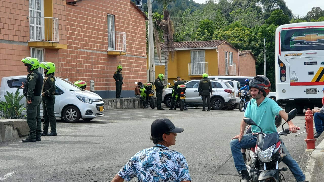 Sujeto es señalado de atacar con machete a un carro que transportaba pipetas de gas Sujeto es señalado de atacar con machete a un carro que transportaba pipetas de gas