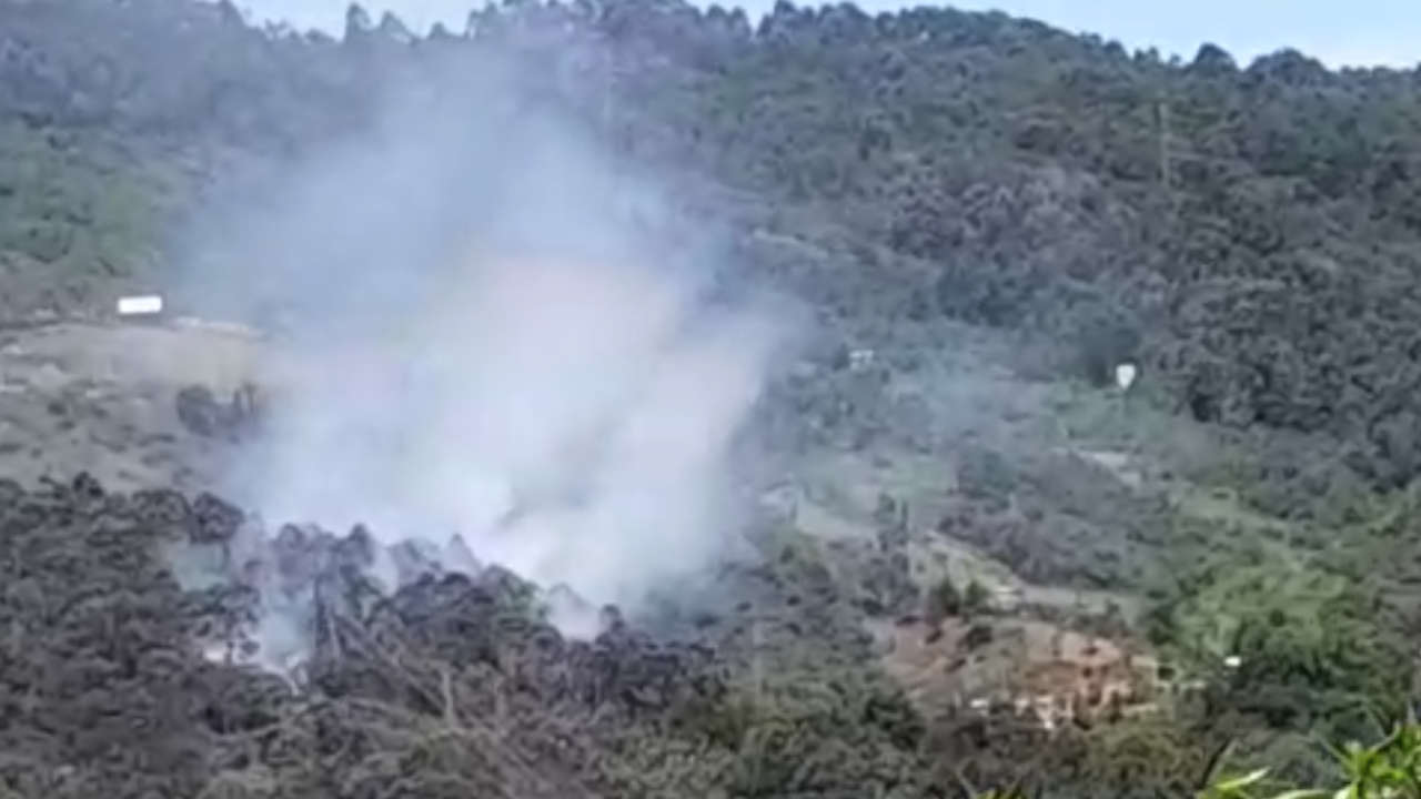 Bomberos intentan apagar un incendio de cobertura vegetal en Santa Elena incendio-santa-elena-
