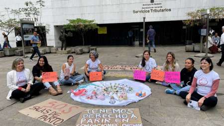 Plantón por cierre de servicios de maternidad en Medellín maternidad