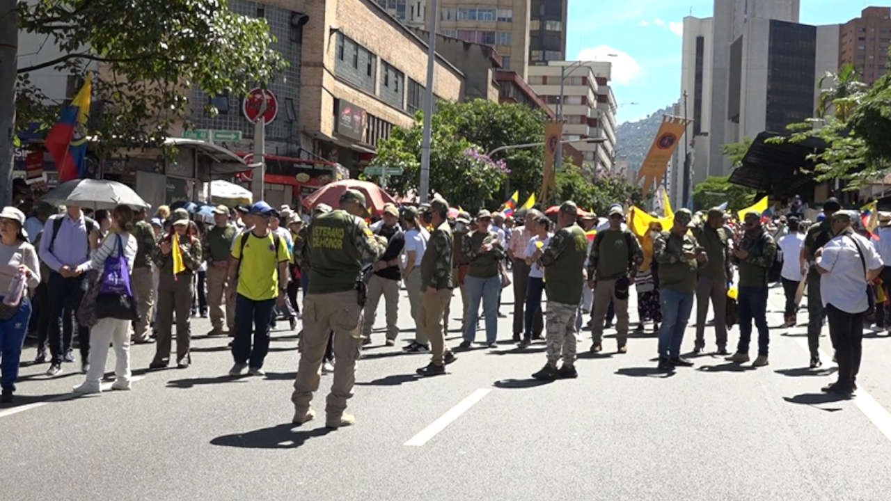 Reserva de fuerzas militares marcharon en Medellín marcha