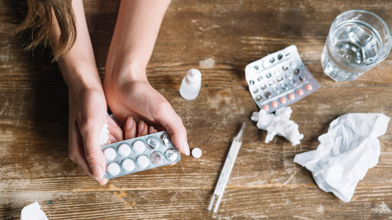 Fentanilo: un veneno de moda que actúa como ruleta rusa en quien lo consume 2 Imagen de <a href="https://www.freepik.es/foto-gratis/opinion-alto-angulo-mano-mujer-que-sostiene-paquete-ampolla-sobre-escritorio-madera_3480489.htm#query=drogas&from_query=fentanilo&position=16&from_view=search&track=sph">Freepik</a>