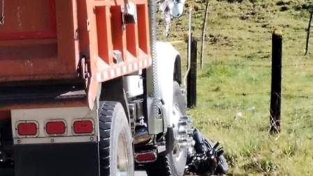 Accidente de transito entre volqueta y motociclistas en la vía la Unión - Sonsón