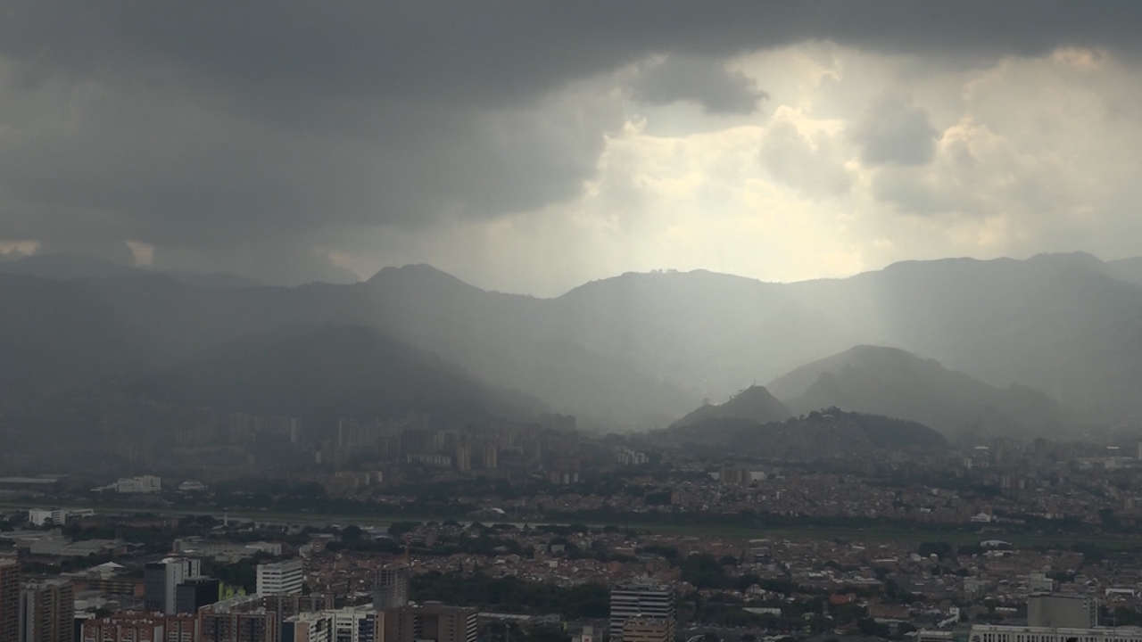 Lluvia, rayos y centellas en la noche de halloween