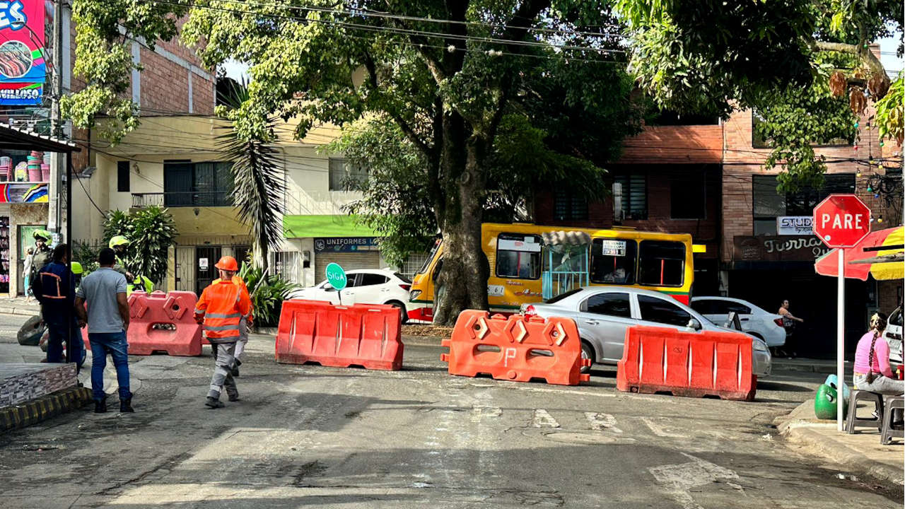 Con equipo de 400 obreros buscan tapar huecos de Medellín Medellín