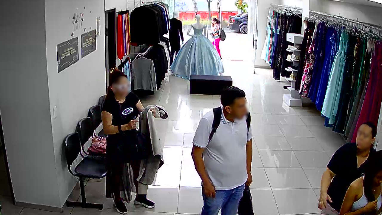 Dos personas hurtan un bolso en un local comercial de envigado
