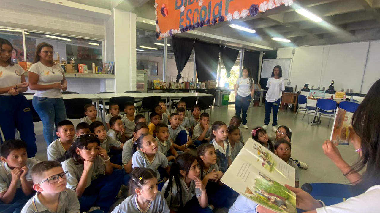 LOS Estudiantes son promotores de lectura en Santo Domingo Savio