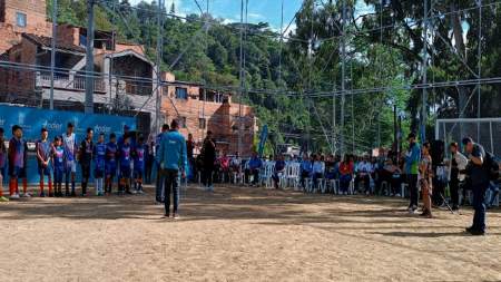 Inder renueva cancha El Hormiguero en El Salvador Inder renueva cancha El Hormiguero en El Salvador