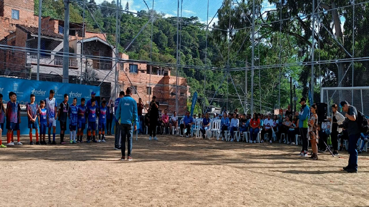 Inder renueva cancha El Hormiguero en El Salvador Inder renueva cancha El Hormiguero en El Salvador