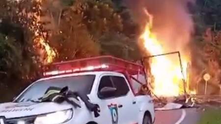 Un vehículo de carga pesada se incendió en el sector El Silencio de San Luis