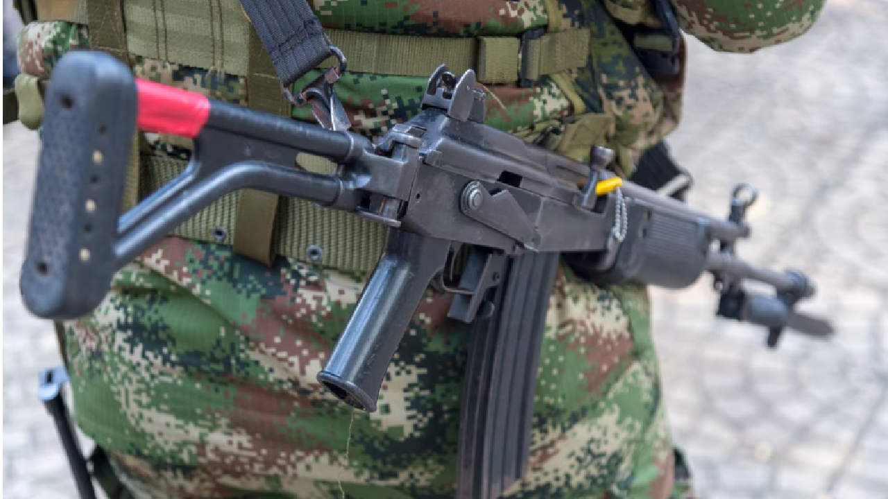 Hallan a un soldado sin vida y sin su arma de dotación en Bello