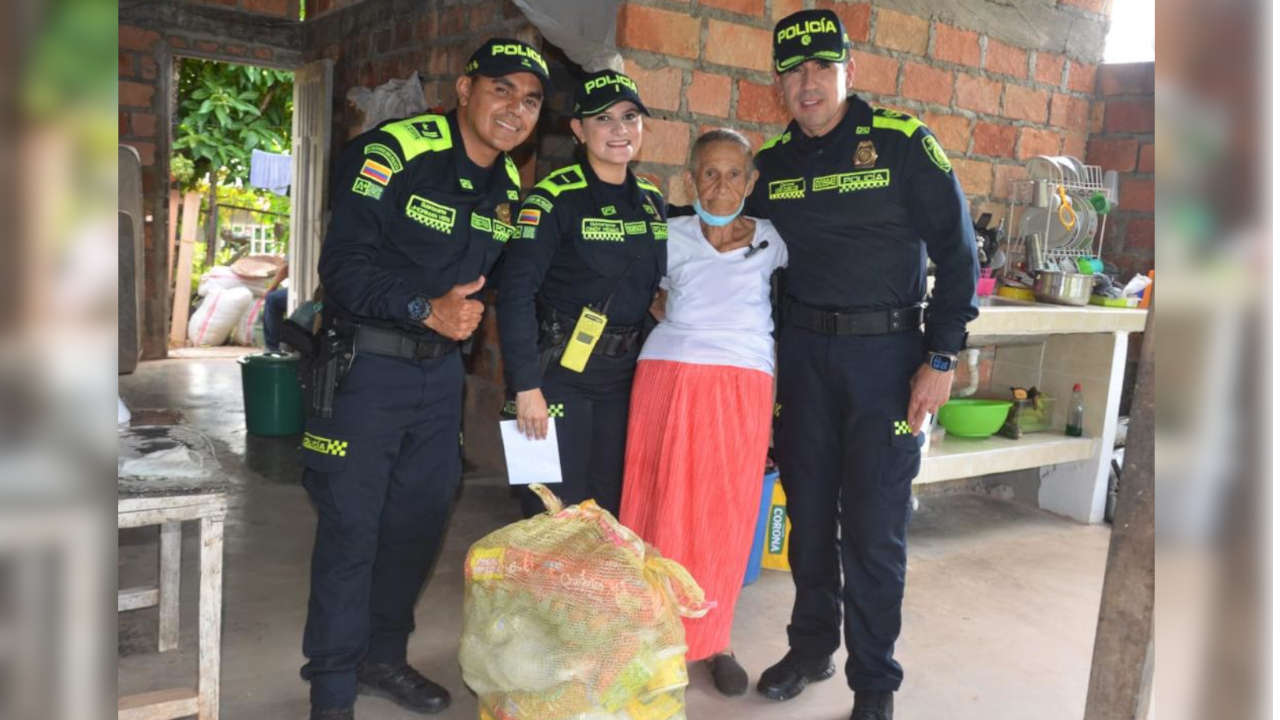 policias-mercado-abuelita