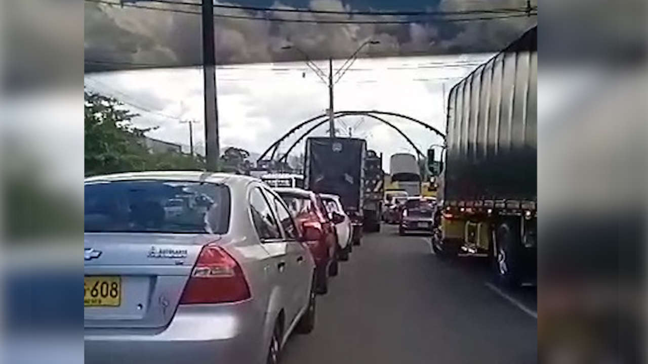 ¿Va para la casa? la Autopista Norte continúa cerrada en ambos sentidos por la protesta de los conductores bloqueo-autopista-norte