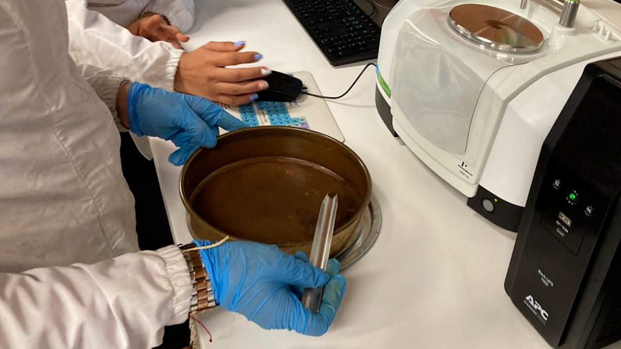 Con cáscara de café, investigadores buscan descontaminar aguas residuales que tiene fármacos 