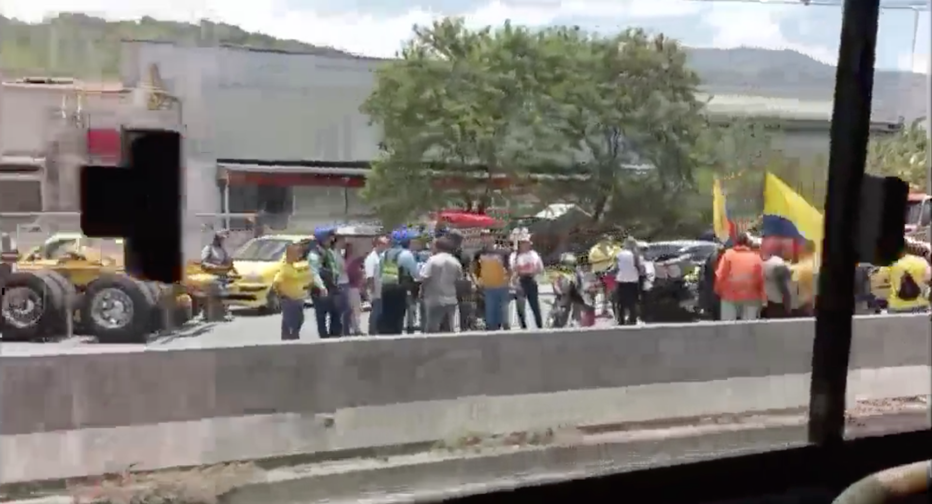 Movilización ciudadana, autopista norte altura del búnker de la Fiscalía en Medellin