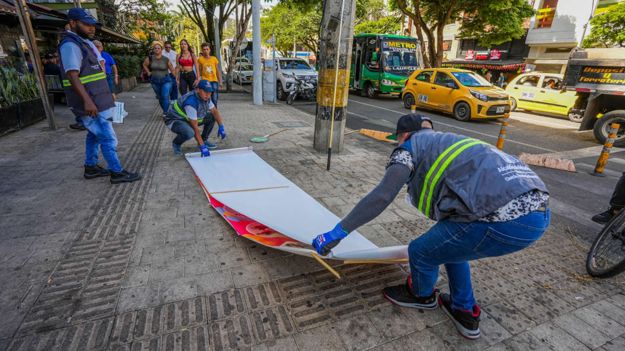 En Medellín desmontaron más de 150 pasacalles con propaganda política pasacalles-sin-permiso-medellin