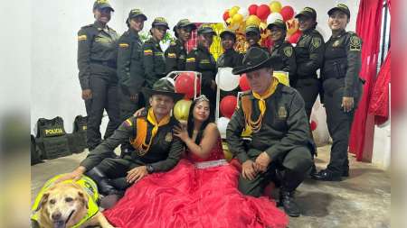 La Policía le cumplió el sueño a una quinceañera en Urabá policia-uraba-15-años-niña