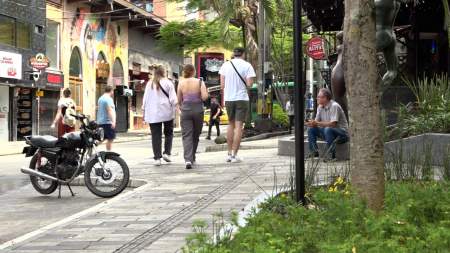Con actividades artísticas recuperan el espacio público del Parque Lleras
