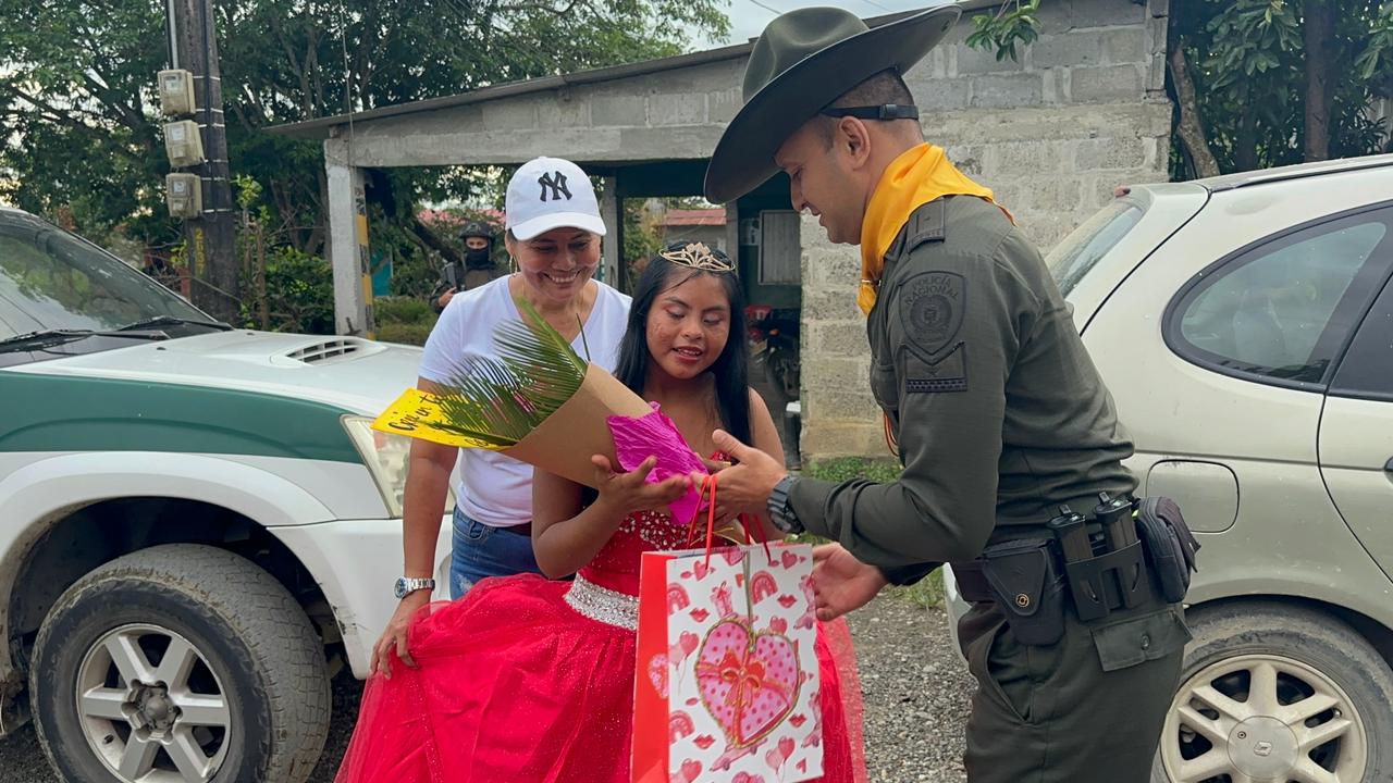 La Policía le cumplió el sueño a una quinceañera en Urabá 2 policia-uraba-15-años-niña