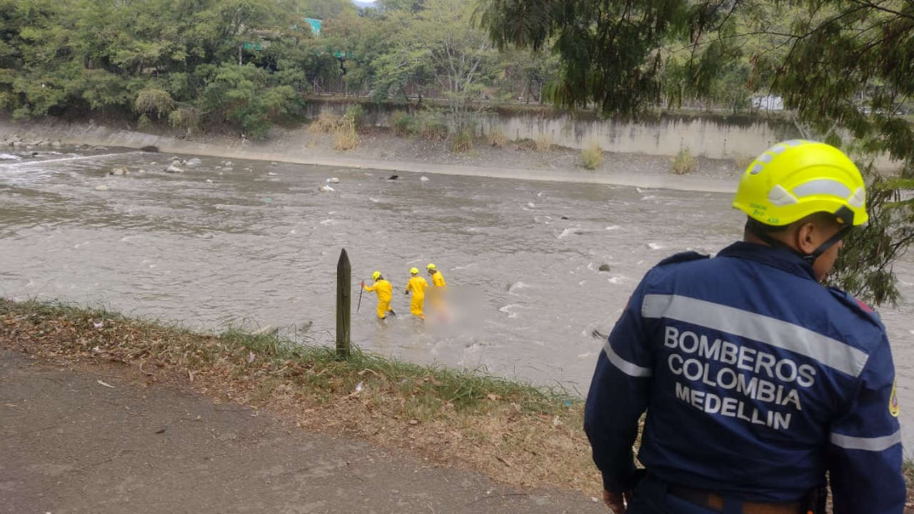 Reportan el hallazgo de un cadáver en el río Medellín, aseguran que estaba atascado en una piedra cuerpo en el rio Medellin