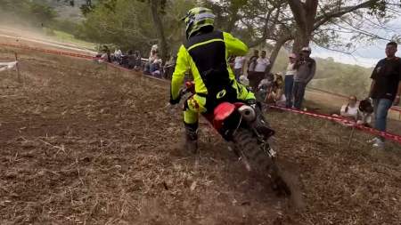 Velocidad pura en válida gladiadores de motociclismo