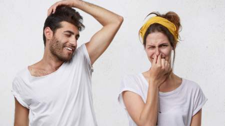 Oler las axilas de la pareja incrementa el amor y deseo, según estudio Oler las axilas de la pareja incrementa el amor, según estudio