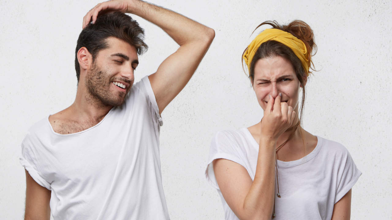 Oler las axilas de la pareja incrementa el amor y deseo, según estudio Oler las axilas de la pareja incrementa el amor, según estudio