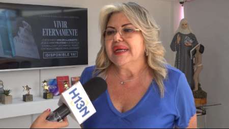 La escritora Laura Montoya presentó la segunda parte de su libro Vivir eternamente.