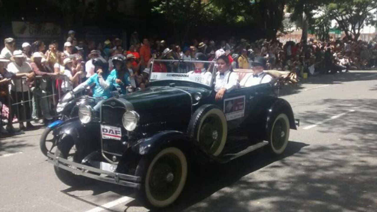 desfile-autos-clasicos-antiguos-feria-de-las-flores