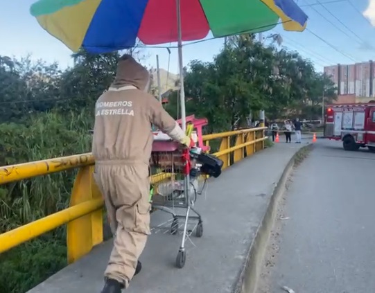 Ataque masivo de abejas a las afueras de la estación La Estrella del Metro 1 ataque-abejas-La-Estrella