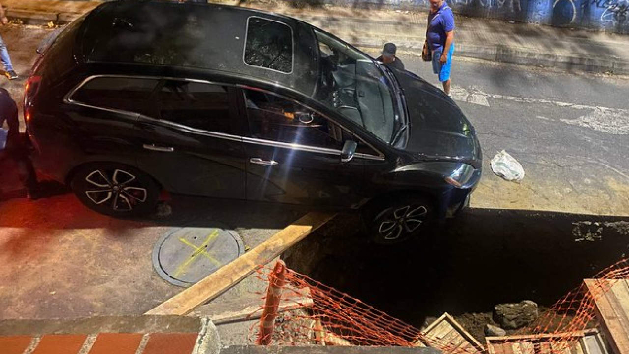 Un carro quedó al borde de un hueco en el barrio La Floresta de Medellín