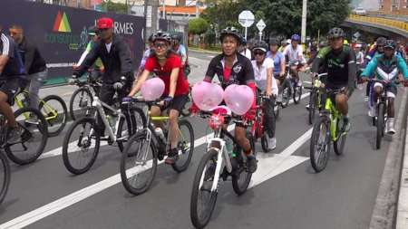 Ciclopaseo en Medellín por el amor y la amistad Ciclopaseo