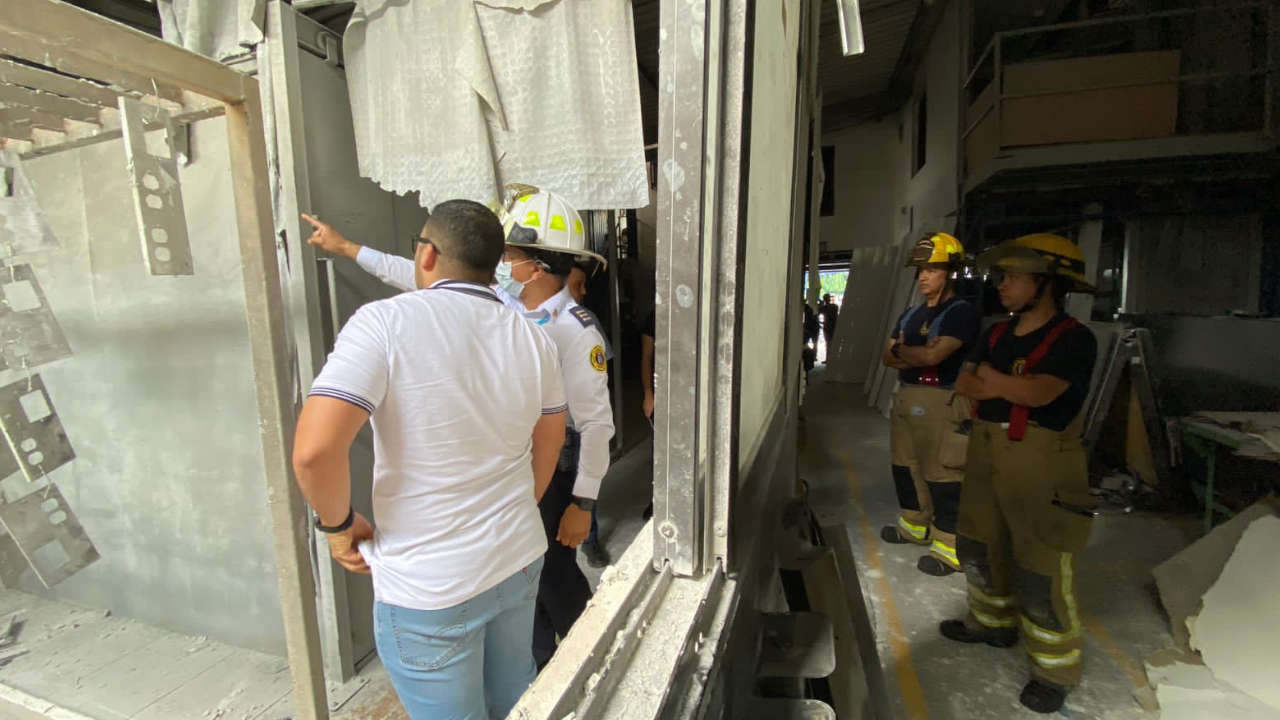 Dos personas lesionadas tras explosión en una empresa en Medellín explosion-el-chagualo