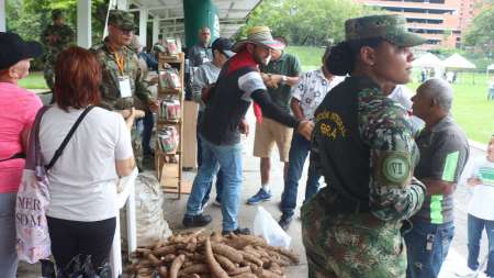 El Ejército ayudó a 50 campesinos antioqueños a vender sus productos sin intermediarios ejercito-ayuda-campesinos-vender-productos