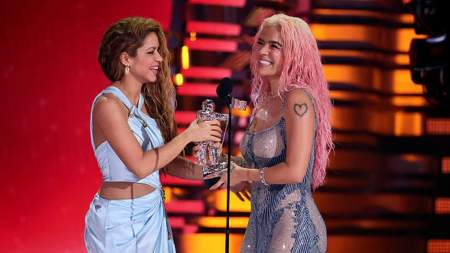 Karol G y Shakira recibieron premio en VMAs por Mejor Colaboración del Año