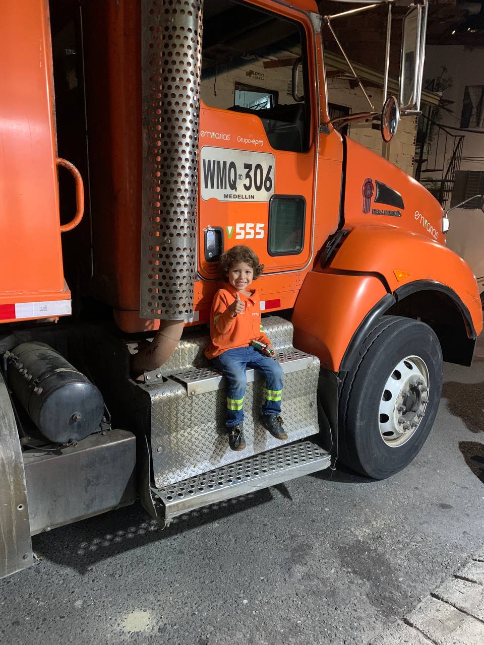 ¡Qué ternurita! Niño de Medellín se viste como los empleados de Emvarias, les tiene mucho cariño 3 niño-emvarias-medellín
