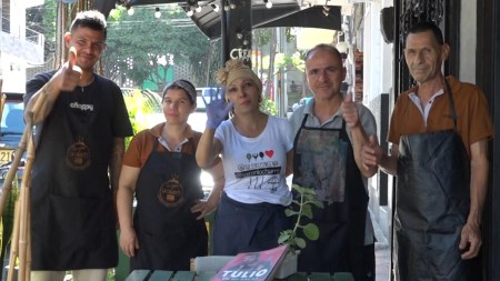 La Churris, una mujer que vende hace más de 30 años almuerzos caseros en la Mayorista almuerzos