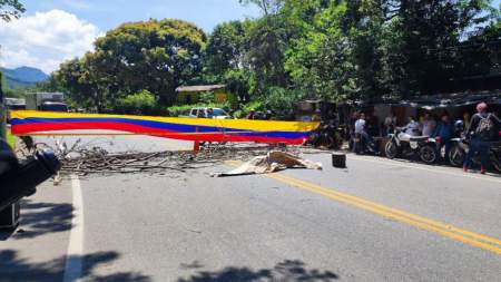 Comunidad de San Roque protesta debido a los proyectos de minería ejecutados en ese sector Comunidad de San Roque protesta debido a los proyectos de minería ejecutados en ese sector